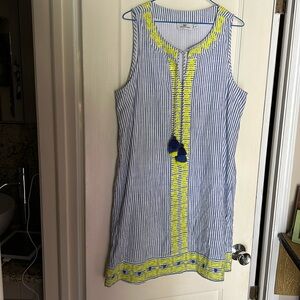 Vineyard Vines Embroidered Yellow daisies on blue/white ticking. Sleeveless. Med